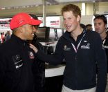 <p>Harry aurait bien aimé voir son compatriote Lewis Hamilton l\'emporter lors du Grand Prix de Grande-Bretagne.</p>
<p>Le prince Harry de Galles était en mission à Silverstone le 10 juillet 2011 : après avoir découvert le course de l\'intérieur au sei