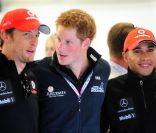 <p>Avant le Grand Prix de Grande-Bretagne, le prince Harry pose entre les deux héros du pays en matière de F1, Jenson Button et Lewis Hamilton, qu\'il espère bien voir gagner. Raté...</p>
<p>Le prince Harry de Galles était en mission à Silverstone le 