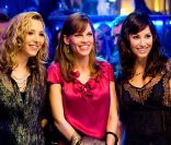 Hilary Swank entourée de Lisa Kudrow et Gina Gershon dans P.S. I Love You 