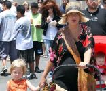 Tori Spelling très enceinte fait le marché avec son fils Liam, à Malibu le 10 juillet 2011