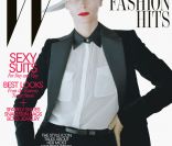 Tilda Swinton pose en couverture du magazine W, dans une veste et une chemise Salvatore Ferragamo, et dans un pantalon et une ceinture Acne.