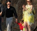  En famille à l'Eden Roc lors du Festival de Cannes 2010. 
 Jennifer Lopez et Marc Anthony ont annoncé le 15 juillet 2011 qu'ils divorçaient, après sept ans de mariage. Jusqu'en juin et leur dernière apparition officielle en couple, ils présentaient pourtant le visage d'un couple toujorus aussi épris lors des derniers mois de leur mariage... 