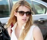 Emma Roberts se balade avec son amoureux Chord Overstreet dans les rues de Beverly Hills, le vendredi 15 juillet 2011.