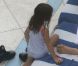 Suri Cruise et Katie Holmes se sèchent en sortant de la piscine de leur hôtel de Miami, en Floride. 16 juillet 2011