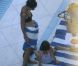 Suri Cruise et Katie Holmes se sèchent en sortant de la piscine de leur hôtel de Miami, en Floride. 16 juillet 2011