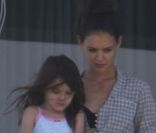 Suri Cruise et Katie Holmes au balcon de leur chambre, à Miami, en Floride. 16 juillet 2011