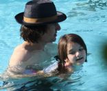 Suri Cruise et Tom Cruise s'amusent dans la piscine de leur hôtel de Miami, en Floride. 16 juillet 2011