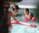 Suri Cruise et Tom Cruise dans la piscine de leur hôtel de Miami, en Floride. 16 juillet 2011
