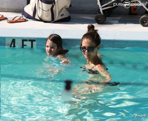 Suri Cruise et Katie Holmes dans la piscine de leur hôtel de Miami, en Floride. 16 juillet 2011