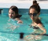 Suri Cruise et Katie Holmes dans la piscine de leur hôtel de Miami, en Floride. 16 juillet 2011
