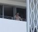 Tom Cruise chante avec passion sur le balcon de son hôtel de Miami, en Floride. 16 juillet 2011