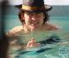 Tom Cruise barbote dans la piscine de son hôtel de Miami, en Floride. 16 juillet 2011