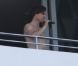 Tom Cruise chante avec passion sur le balcon de son hôtel de Miami, en Floride. 16 juillet 2011