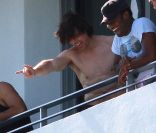 Tom Cruise avec des amis sur le balcon de son hôtel de Miami, en Floride. 16 juillet 2011