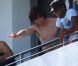 Tom Cruise avec des amis sur le balcon de son hôtel de Miami, en Floride. 16 juillet 2011