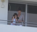Suri Cruise et Katie Holmes au balcon de leur chambre d'hôtel de Miami, en Floride. 16 juillet 2011