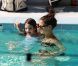 Suri Cruise et Katie Holmes dans la piscine de leur hôtel de Miami, en Floride. 16 juillet 2011