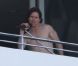 Tom Cruise chante avec passion sur le balcon de son hôtel de Miami, en Floride. 16 juillet 2011