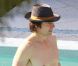 Tom Cruise barbote dans la piscine de son hôtel de Miami, en Floride. 16 juillet 2011