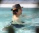 Suri Cruise, Katie Holmes et Tom Cruise se détendent dans la piscine de leur hôtel de Miami, en Floride. 16 juillet 2011