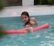 Photos exclusives : Katie Holmes et sa fille Suri, deux naïades avec une frite et un ballon !