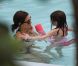 Photos exclusives : Katie Holmes et sa fille Suri, deux naïades avec une frite et un ballon !
