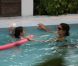 Photos exclusives : Katie Holmes et sa fille Suri, deux naïades avec une frite et un ballon !