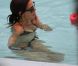 Photos exclusives : Katie Holmes et sa fille Suri, deux naïades avec une frite et un ballon !