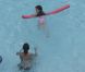 Photos exclusives : Katie Holmes et sa fille Suri, deux naïades avec une frite et un ballon !