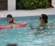 Photos exclusives : Katie Holmes et sa fille Suri, deux naïades avec une frite et un ballon !