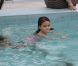 Photos exclusives : Katie Holmes et sa fille Suri, deux naïades avec une frite et un ballon !