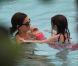 Photos exclusives : Katie Holmes et sa fille Suri, deux naïades avec une frite !