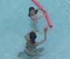 Photos exclusives : Katie Holmes et sa fille Suri, deux naïades avec une frite et un ballon !