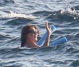 Carla Bruni-Sarkozy, enceinte, lors de ses vacances au fort de Brégançon, en juillet 2011.