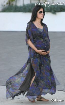 Selma Blair a vraiment dépassé la date d'accouchement, prévue selon les rumeurs le 4 juillet dernier !  L'actrice commence d'ailleurs à dévoiler des signes de fatigue. Los Angeles, 24 juin 2011