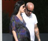 Selma Blair a vraiment dépassé la date d'accouchement, prévue selon les rumeurs le 4 juillet dernier !  L'actrice commence d'ailleurs à dévoiler des signes de fatigue. Los Angeles, 24 juin 2011