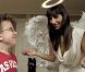 Keenan Cahill aux côté d'un Axe Angel
