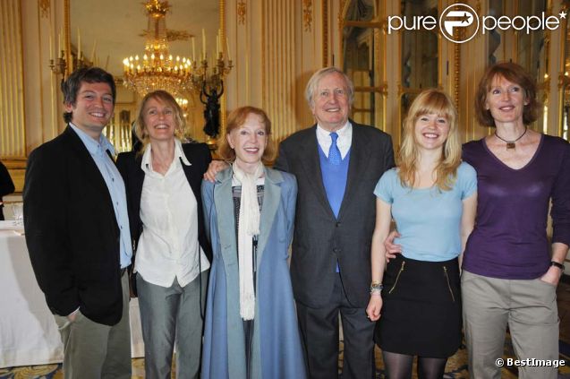 Claude Rich, avec sa femme Catherine et ses filles, épinglé au ministère de la Culture, à Paris, le 19 juillet 2011.