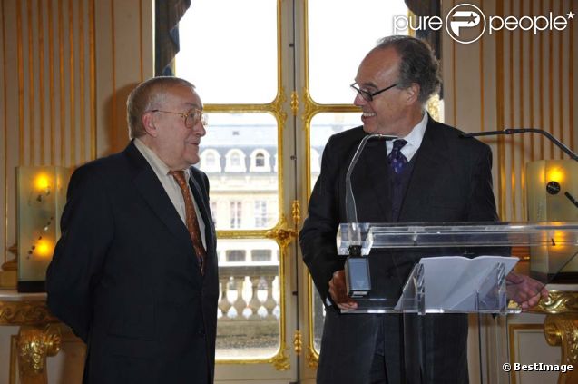 Michel Duchaussoy épinglé par Frédéric Mitterrand au ministère de la Cultrue, le 19 juillet 2011. 