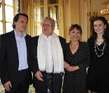 José Artur, avec ses enfants, épinglé au ministère de la Culture, à Paris, le 19 juillet 2011.