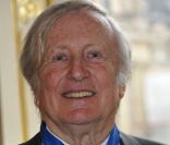 Claude Rich épinglé au ministère de la Culture, à Paris, le 19 juillet 2011.