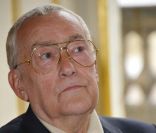 Michel Duchaussoy épinglé au ministère de la Culture, à Paris, le 19 juillet 2011.