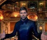 Ricky Martin : En cuir dans son nouveau clip, il va essayer de vous donner froid