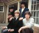Brian Jones, au centre et assis, membre fondateur et leader des Rolling Stones est décédé à l'âge de 27 ans et fait partie du macabre Club 27... 