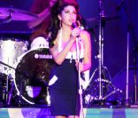 Amy Winehouse a connu une carrière fulgurante. Minée par les problèmes de drogue et d'alcool, sa dernière tournée avait dût être annulée. Elle est décédé à l'âge de 27 ans et a rejoint d'autres artistes décédés au même âge. 