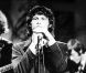 Jim Morrison, leader des Doors et enterré au cimetière du Père Lachaise est l'objet d'un culte sans précédent depuis sa mort à l'âge de 27 ans 