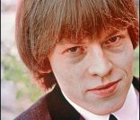 Brian Jones, Leader et fondateur du groupe Rolling Stones à ses débuts est mort à l'âge de 27 dans dans la nuit du 2 au 3 juillet 1969, entrant ainsi dans le macabre Club 27