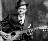 Robert Johnson, virtuose de la guitare et considéré comme le plus grand bluesman de l'histoire est décécé à l'âge de 27 ans le 16 aout 1938. Il est le premier 
