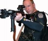  Image d'Anders Behring Breivik extraite de sa vidéo 'Templiers 2083' 
 Vendredi 22 juillet 2011, Oslo était frappée par un attentat à la bombe tuant plus d'une dizaine de personnes. Deux heures plus tard, l'île d'Utoya connaissait un terrifiant massacre à l'arme à feu, Anders Behring Breivik massacrant plus de 80 personnes. 