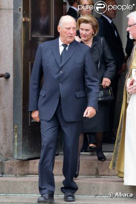  Le roi Harald V de Norvège et son épouse la reine Sonja assistaient à messe funèbre en la cathédrale d'Oslo dimanche 24 juillet au matin. 
 Vendredi 22 juillet 2011, Oslo était frappée par un attentat à la bombe tuant plus d'une dizaine de personnes. Deux heures plus tard, l'île d'Utoya connaissait un terrifiant massacre à l'arme à feu, Anders Behring Breivik massacrant plus de 80 personnes. 